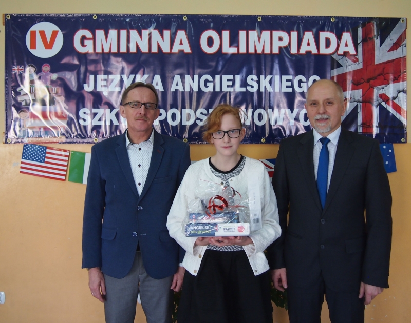 Od lewej pan dyrektor Marek Wiśniowski, Nina Gradowska, Piotr Szmidt.jpg
